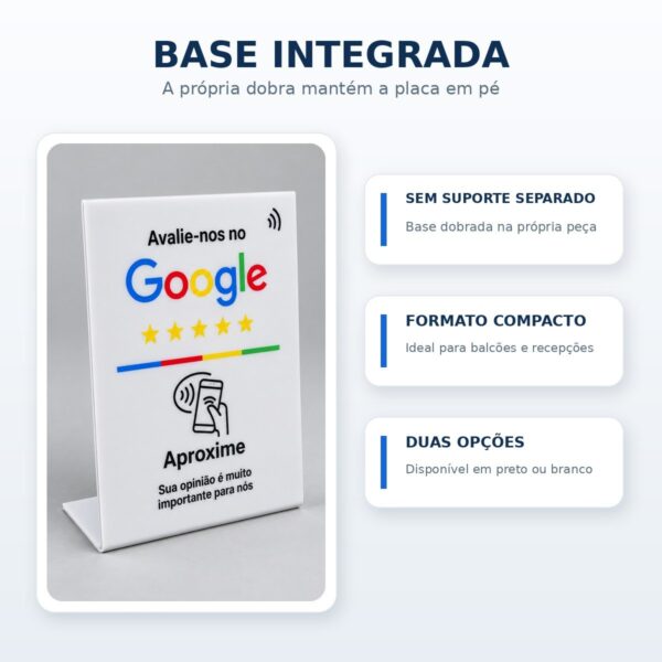 Base integrada: a própria dobra mantém a placa em pé