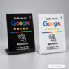 Placa de avaliação do Google com NFC e base, fundo preto e fundo branco