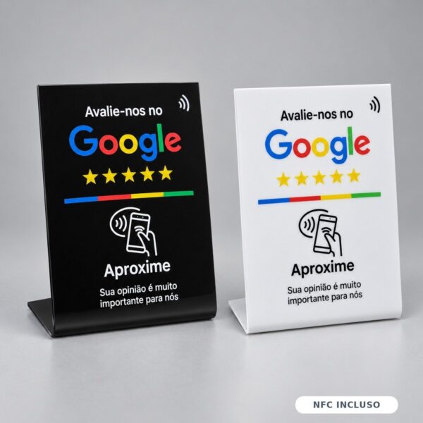 Placa de avaliação do Google com NFC e base, fundo preto e fundo branco