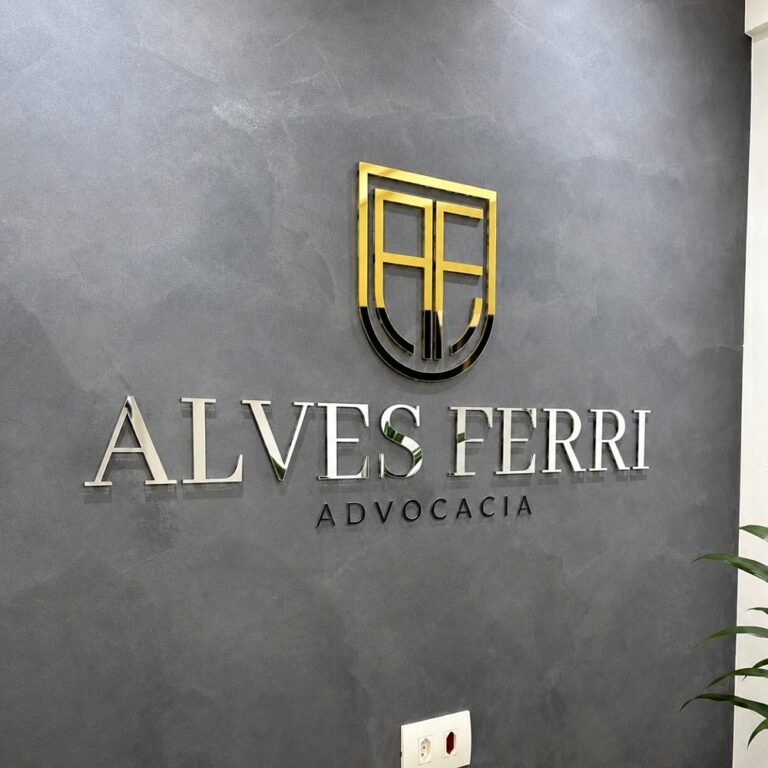 Letreiro em acrílico espelhado dourado e prata – escritório de advocacia Alves Ferri
