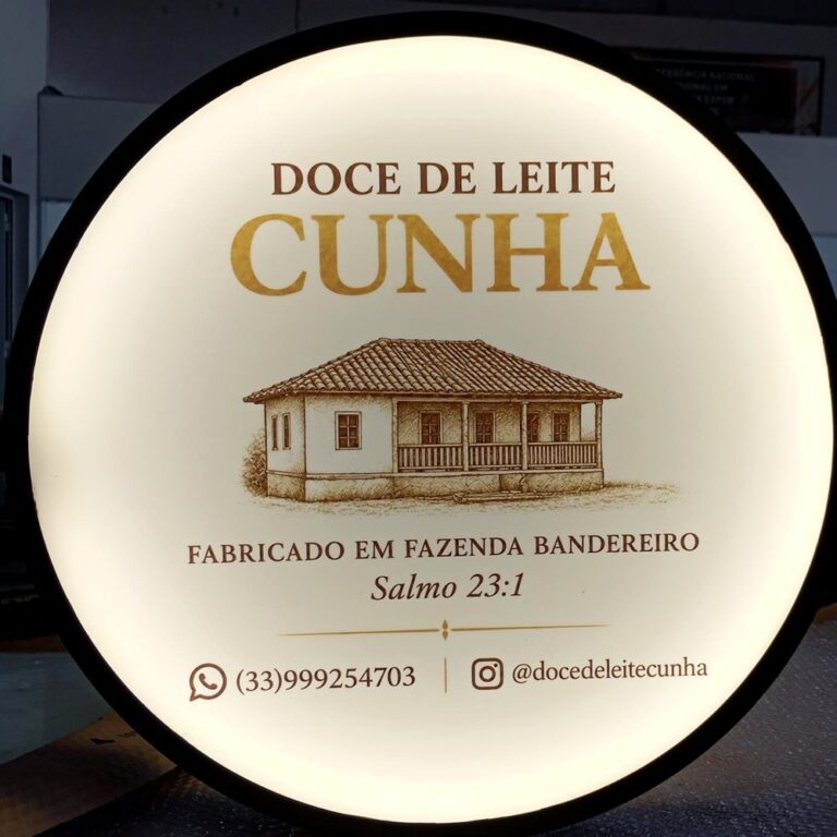 Luminoso redondo aceso do Doce de Leite Cunha, pronto na nossa fábrica