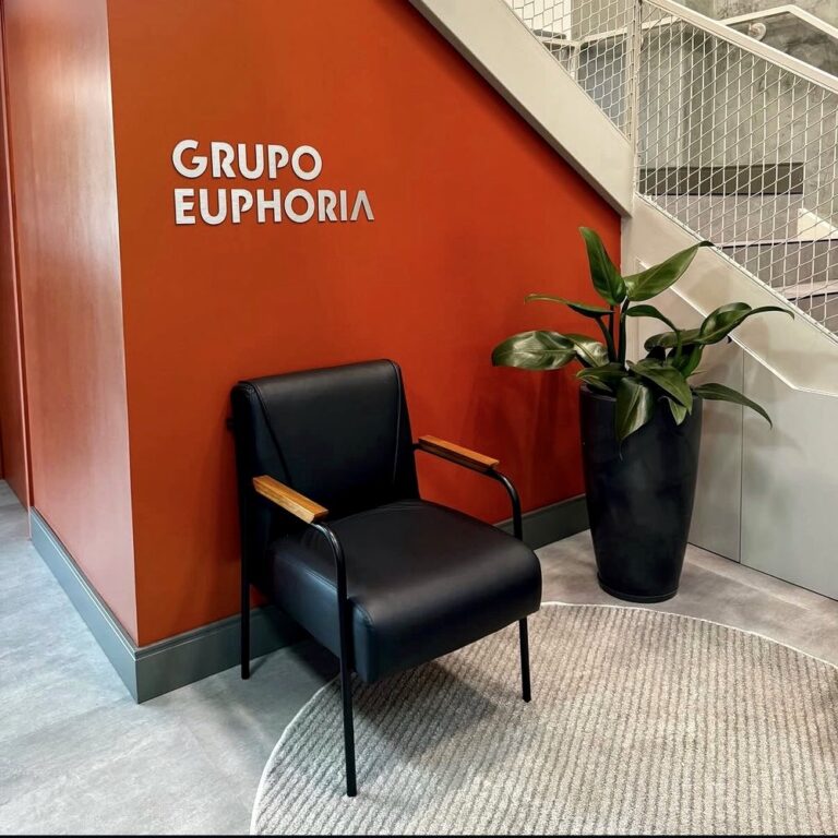 Letreiro em acrílico prata na recepção do Grupo Euphoria