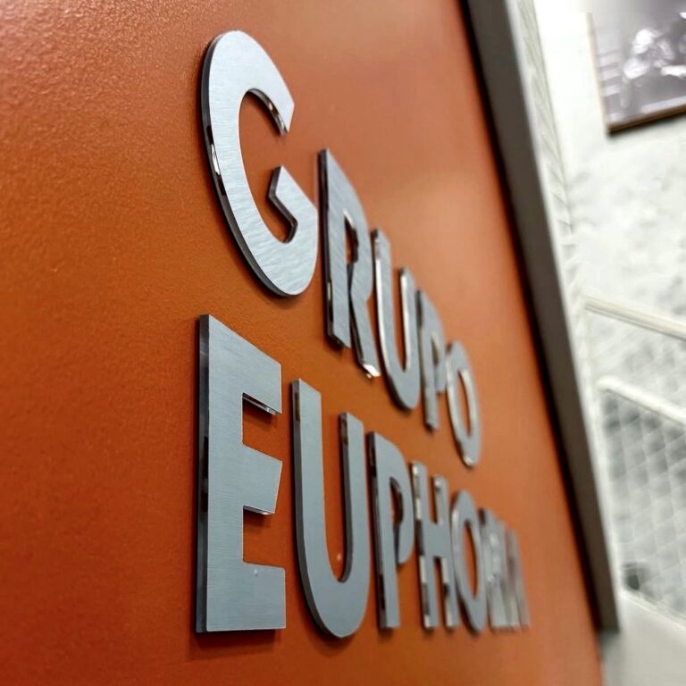 Detalhe do acabamento do letreiro em acrílico prata do Grupo Euphoria