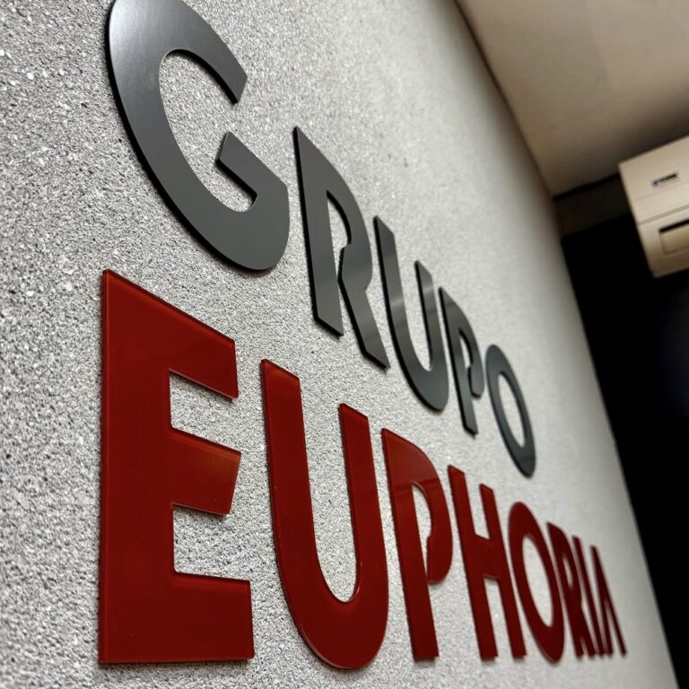 Letreiro em acrílico cinza e vermelho do Grupo Euphoria