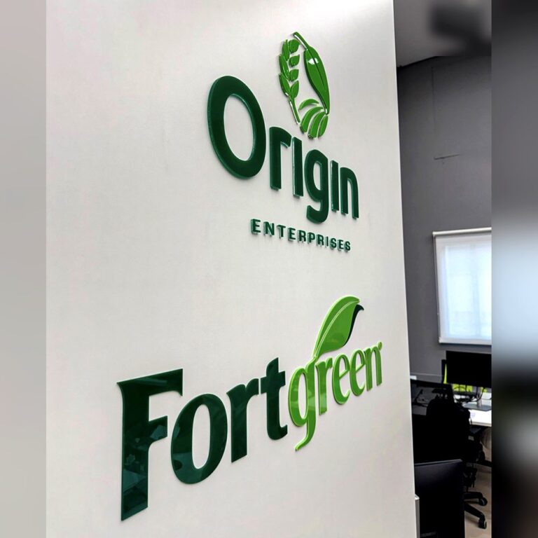 Letreiro em acrílico verde Origin e Fortgreen em escritório