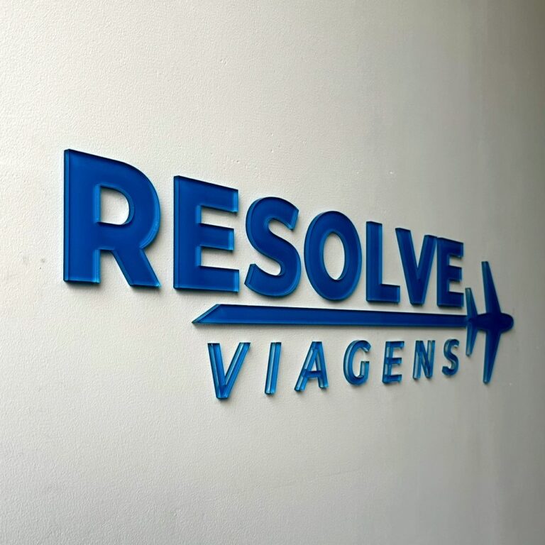 Letreiro em acrílico azul da Resolve Viagens